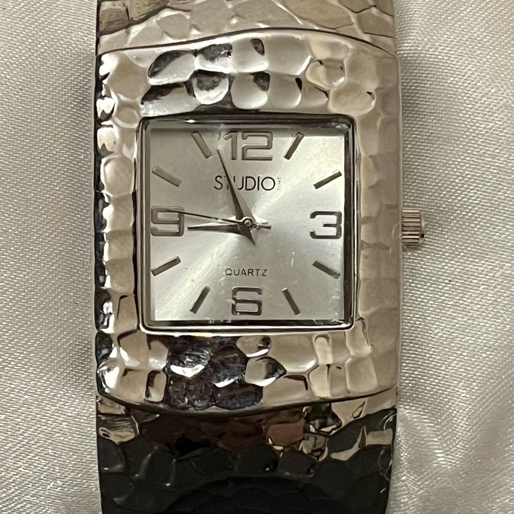 Ladies Hammered Metal Silver-Tone Cuff/Bracelet Watch Fresh Battery